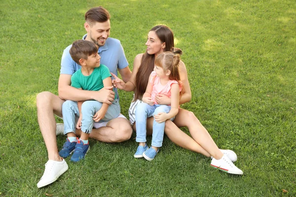 Mère Avec Son Mignon Enfant Sur Herbe Verte Dans Parc — Photo