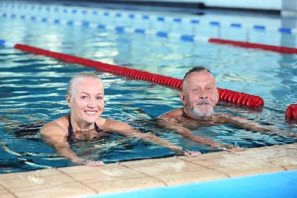 Sportif Üst Düzey Çift Kapalı Yüzme Havuzunda Egzersizleri Yapıyor — Stok fotoğraf