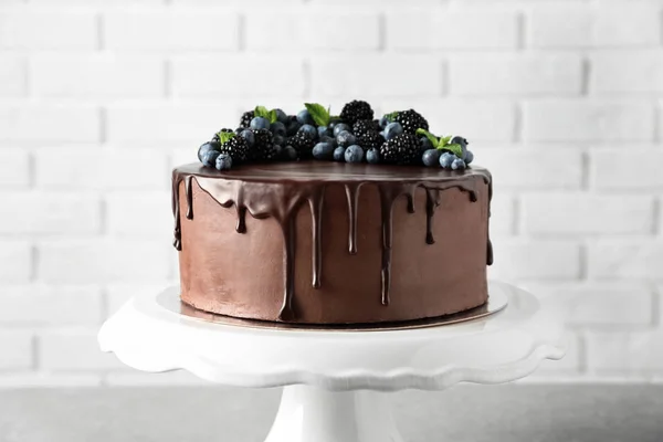 테이블에 딸기와 신선한 초콜릿 케이크 — 스톡 사진