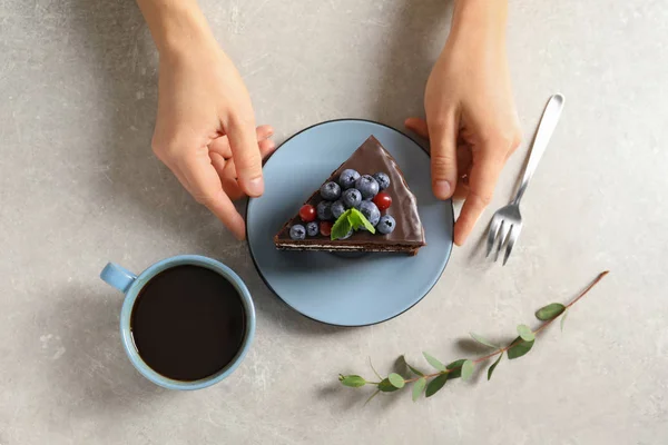 테이블 평면도에서 초콜릿 스폰지 케이크의 조각으로 — 스톡 사진