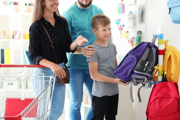Söt Pojke Med Föräldrar Att Välja Ryggsäck Skolan Pappershandel — Stockfoto