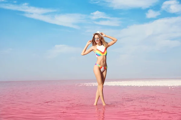 Красивая Женщина Позирует Розовом Озере Солнечный День — стоковое фото