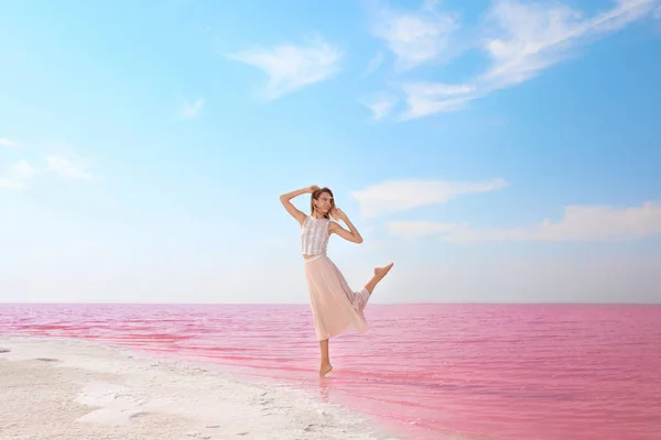 Красивая Женщина Позирует Возле Розового Озера Солнечный День — стоковое фото