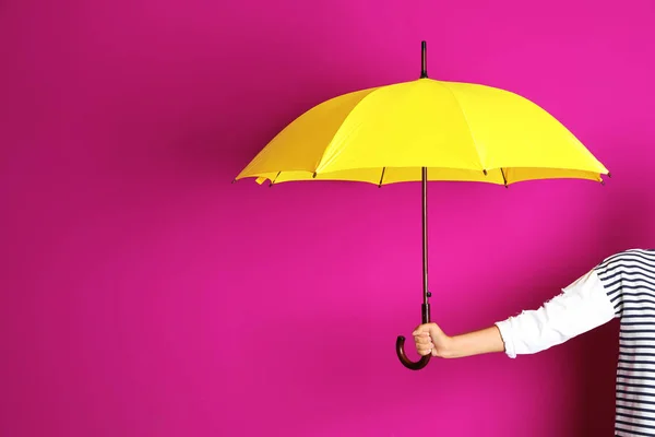 Женщина Держит Красивый Зонтик Цветном Фоне Пространством Дизайна — стоковое фото