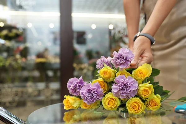 Floristería Femenina Sosteniendo Hermosa Flor Tienda — Foto de Stock