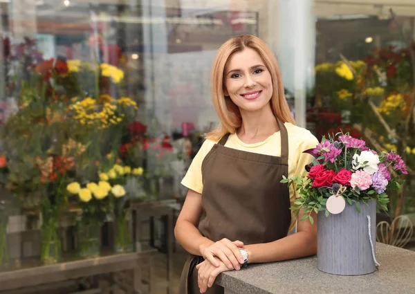 Красива Жінка Флорист Стоїть Квітковому Магазині — стокове фото