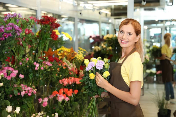 Female Florist Holding Beautiful Bouquet Flower Shop — Stock Photo, Image