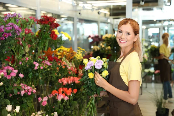 Floristería Femenina Sosteniendo Hermoso Ramo Tienda Flores — Foto de Stock