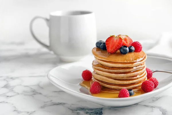 Leckere Pfannkuchen Mit Beeren Und Honig Auf Dem Teller — Stockfoto