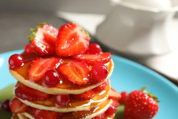 Crêpes Savoureuses Avec Des Baies Miel Sur Assiette Gros Plan — Photo