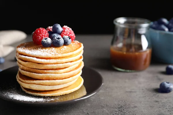 Deliciosos Panqueques Con Bayas Azúcar Polvo Plato — Foto de Stock