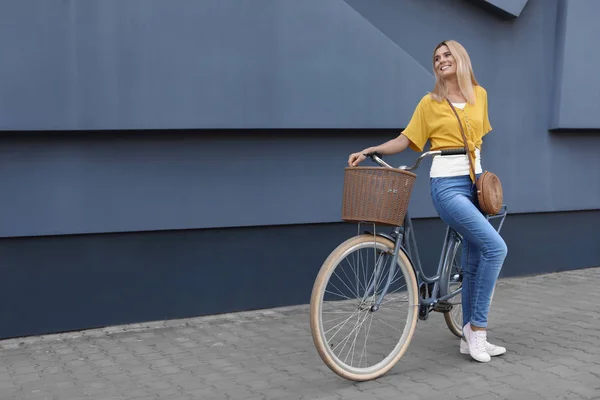 Schöne Glückliche Frau Die Fahrrad Auf Der Straße Fährt — Stockfoto