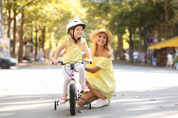 Mère Enseignant Fille Faire Vélo Dans Rue — Photo