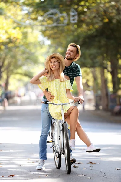 Heureux Couple Vélo Ensemble Sur Rue — Photo