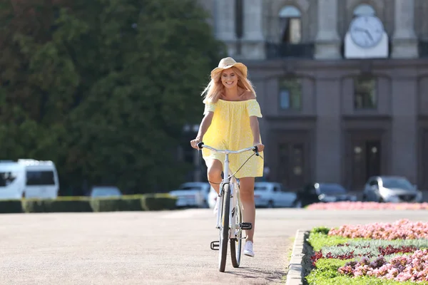 Счастливая Женщина Едет Велосипеде Улице — стоковое фото