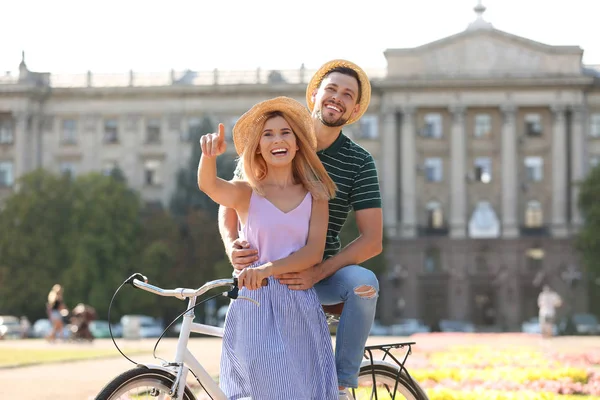 Glückliches Paar Mit Fahrrad Freien Einem Sommertag — Stockfoto