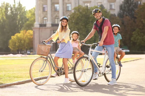 Happy Famille Vélo Extérieur Jour Été — Photo