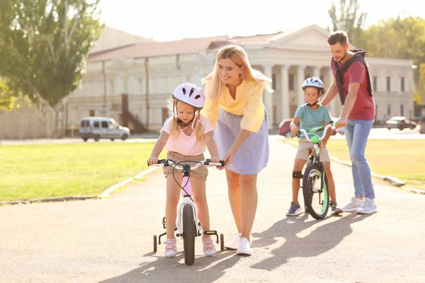 Des Parents Heureux Apprenant Aux Enfants Faire Vélo Extérieur — Photo