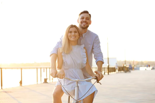 Glückliches Paar Radelt Sommertagen Freien — Stockfoto