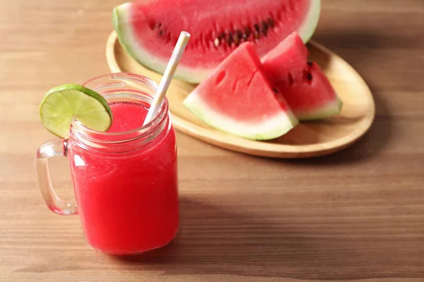 Sommar Vattenmelon Drink Mason Jar Och Skivad Frukt Bordet — Stockfoto