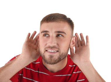 Renk arka plan üzerinde genç adam. İşitme sorunu