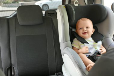 Çocuk güvenlik koltuğu araba içinde küçük bebek