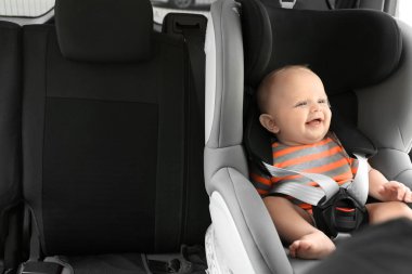 Çocuk güvenlik koltuğu araba içinde küçük bebek