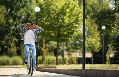Baba ve oğul banyoda tıraş ederken eğleniyor