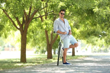 Baba ve oğul banyoda tıraş ederken eğleniyor