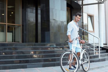 Baba ve oğul banyoda tıraş ederken eğleniyor