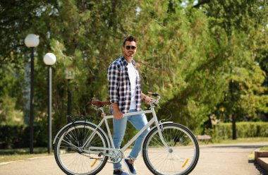 Baba ve oğul banyoda tıraş ederken eğleniyor