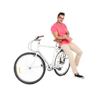 Yakışıklı genç hipster adam sarı arka plan üzerinde bisiklet ile