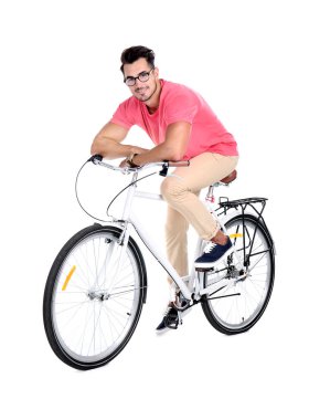 Yakışıklı genç hipster adam sarı arka plan üzerinde bisiklet ile