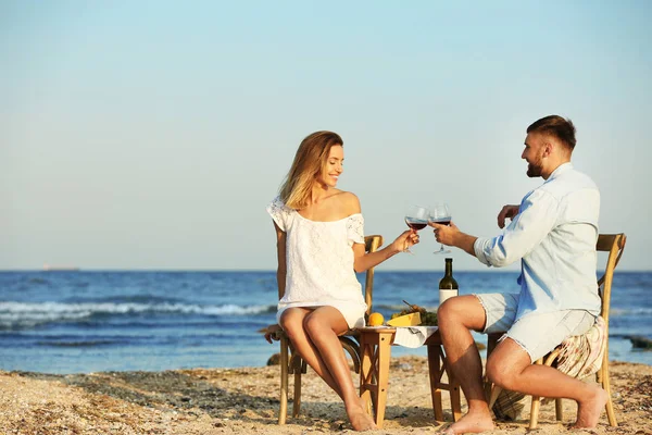 若い女性のビーチでワインのグラスと — ストック写真