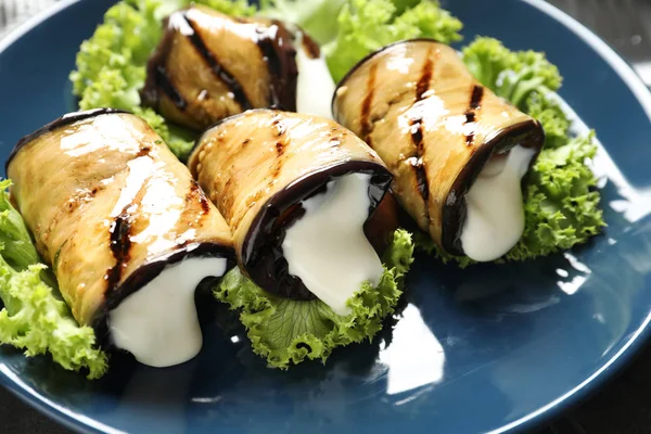 Piatto Con Gustosi Involtini Melanzane Fritte Primo Piano — Foto Stock