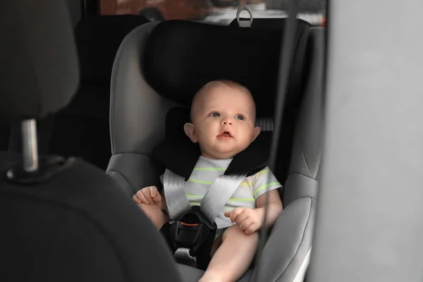 Petit Bébé Dans Siège Sécurité Enfant Intérieur Voiture — Photo