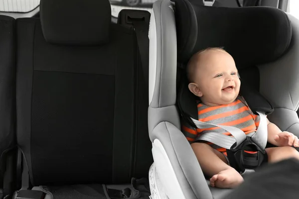 Pequeño Bebé Asiento Seguridad Del Niño Dentro Del Coche — Foto de Stock