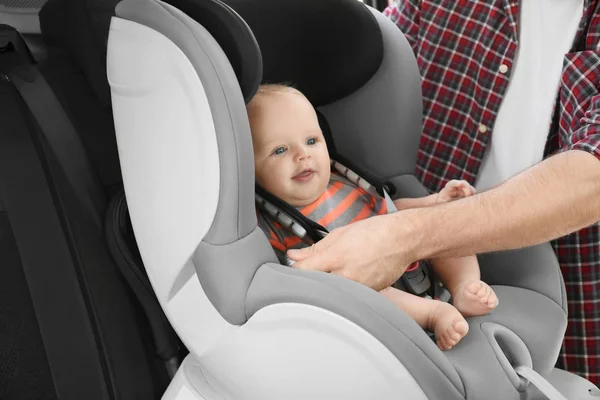 Vater Befestigt Baby Kindersitz Auto — Stockfoto