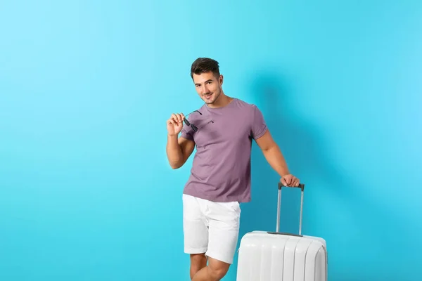 Jeune Homme Avec Valise Sur Fond Couleur — Photo