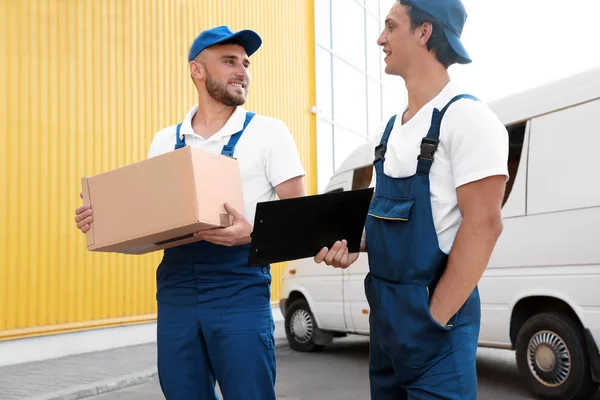 Motores Masculinos Con Caja Portapapeles Cerca Furgoneta Aire Libre — Foto de Stock