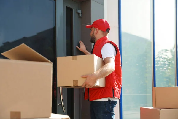 Transportador Masculino Con Caja Paquetes Cerca Entrada — Foto de Stock