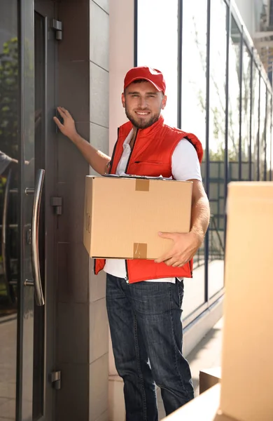 Transportador Masculino Con Caja Paquetes Cerca Entrada — Foto de Stock