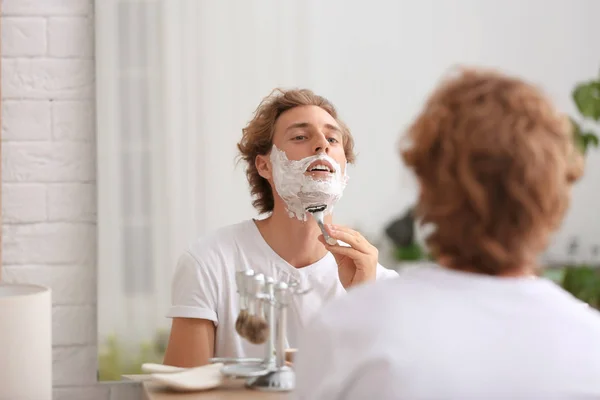 Jovem Bonito Homem Barbear Banheiro — Fotografia de Stock