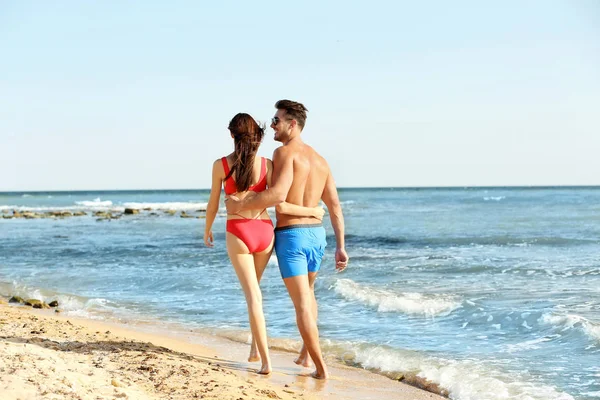 Glückliches Junges Paar Spaziert Gemeinsam Strand — Stockfoto