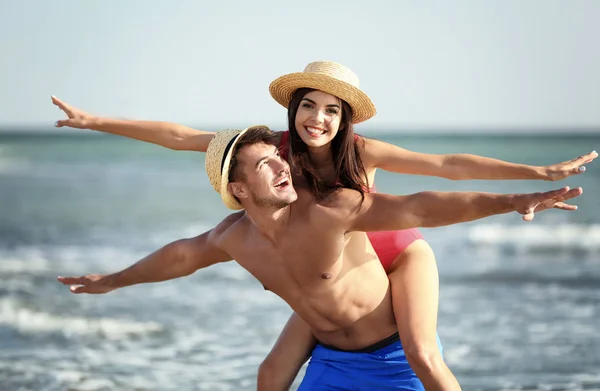 Feliz Jovem Casal Divertindo Praia Dia Ensolarado — Fotografia de Stock