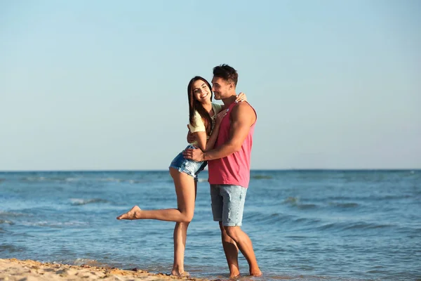 Gelukkige Jonge Paar Poseren Buurt Van Zee Strand — Stockfoto