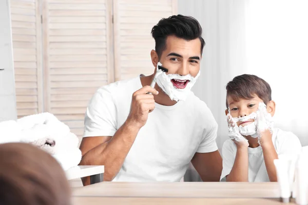 Père Fils Amusent Rasant Dans Salle Bain — Photo