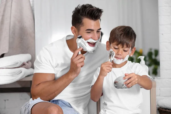 Pai Filho Divertindo Enquanto Faz Barba Banheiro — Fotografia de Stock