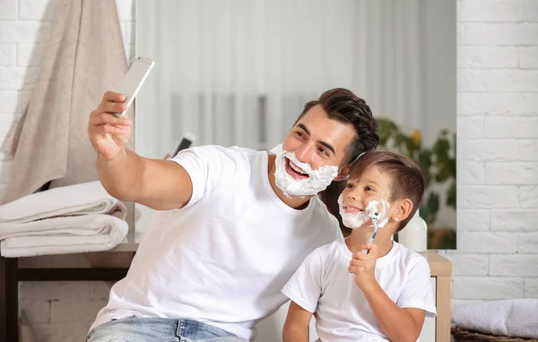 Vater Und Sohn Haben Spaß Beim Rasieren Badezimmer — Stockfoto