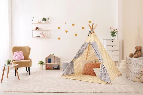 舒适的儿童房间 室内有游戏帐篷和玩具 — 图库照片